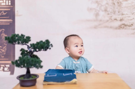 明港怀孕肚子中间凹两边凸